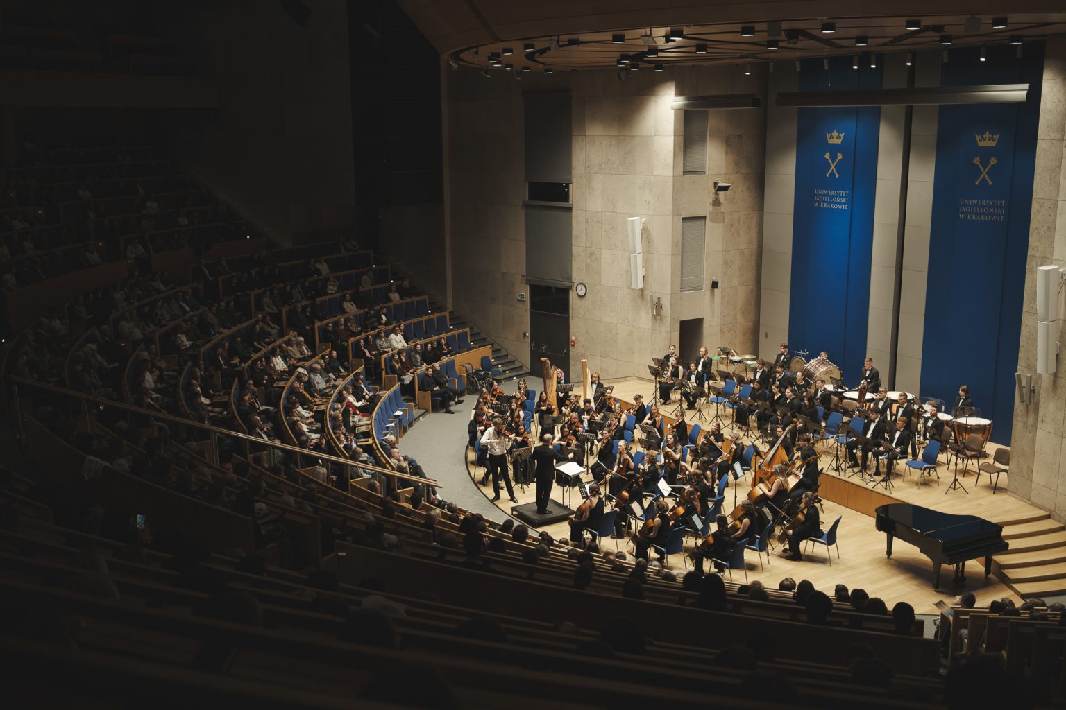 szeroki kadr na salę auditorium maximum UJ podczas trwającego koncertu orkiestrowego